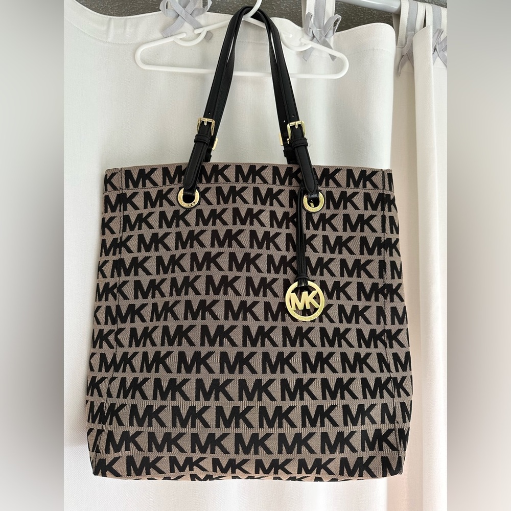 Michael Kors Signature Jet Set Monogrammed Tote 🖤